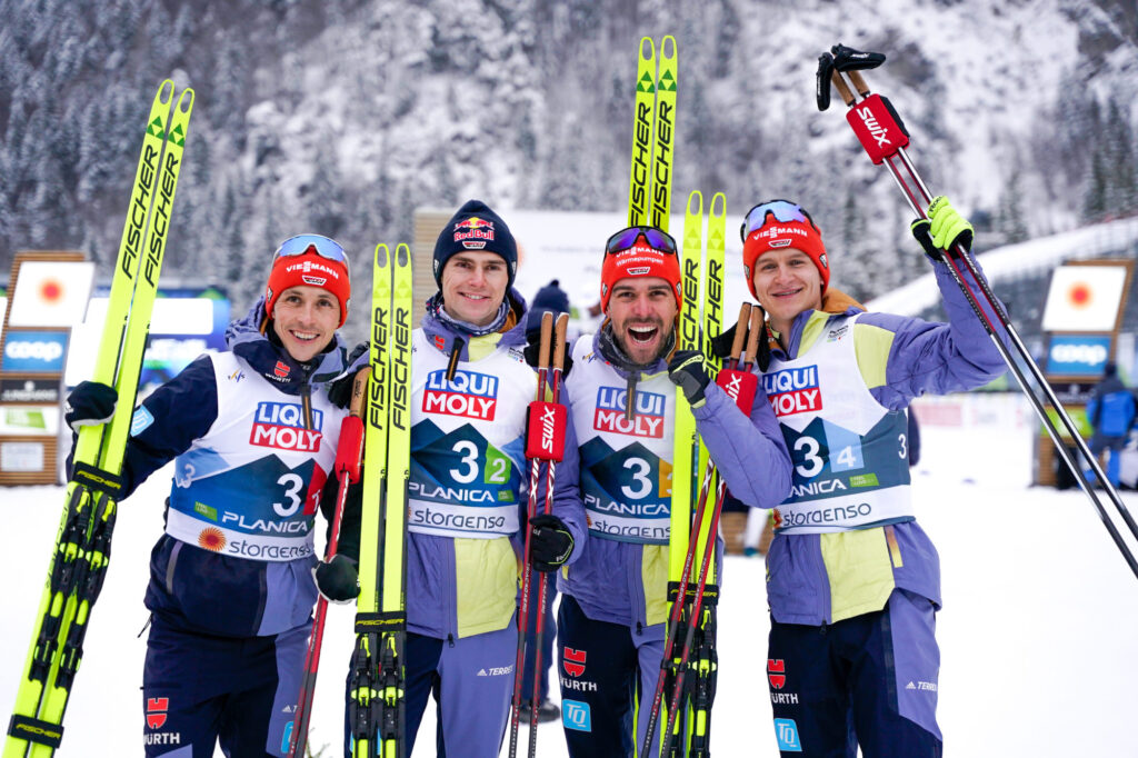 Die Männer-Staffel der Nordischen Kombinierer um Eric Frenzel (l-r), Vinzenz Geiger, Johannes Rydzek und Julian Schmid freut sich über den Gewinn der Silber-Medaille bei der Ski-WM in Planica 2023.