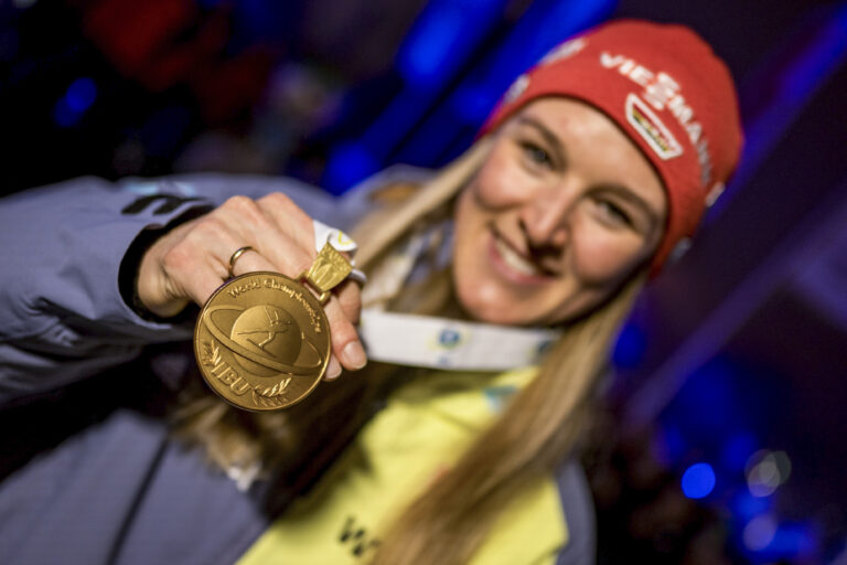 Die deutsche Biathletin Denise Herrmann-Wick (Germany) freut sich während der Siegerehrung für den Sprint bei den Weltmeisterschaften im Biathlon in Oberhof über ihre Goldmedaille