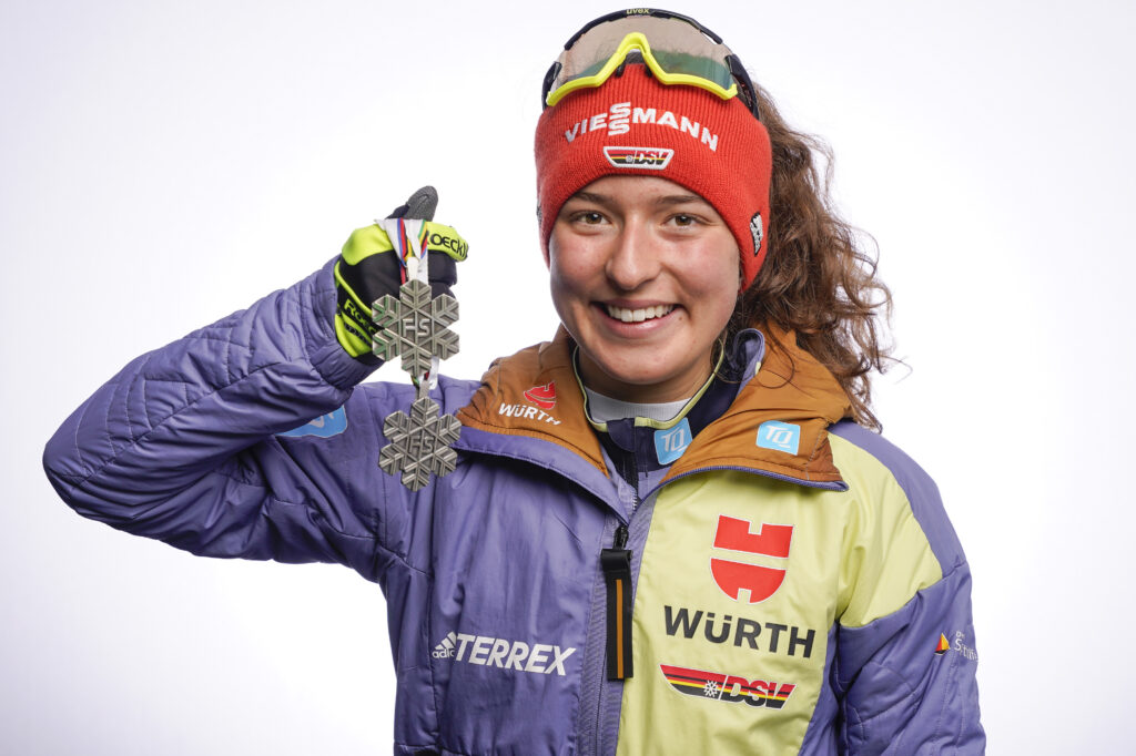 Die Kombiniererin Nathalie Armbruster hält ihre zwei WM-Silbermedaillen in Händen