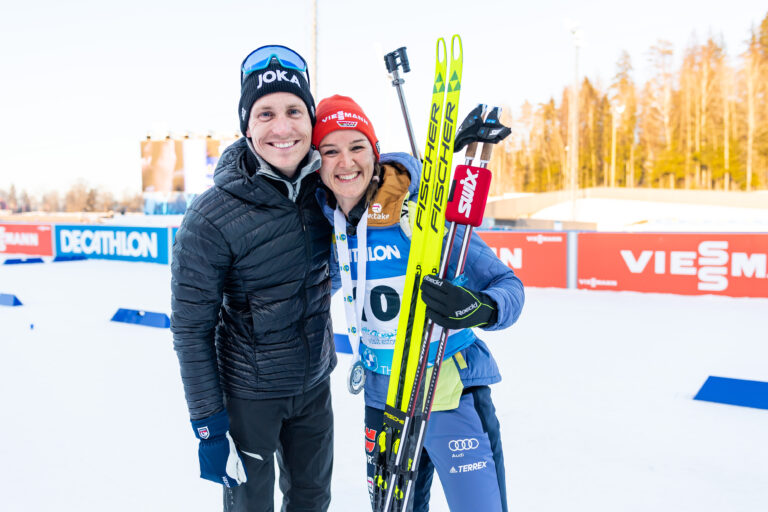 Biathletin Denis Herrmann-Wick lächelt mit ihrem Mann Thomas nach der Medaillen-Zeremonie in die Kamera. Das Foto entstand nach dem 12,5 km Massenstart der Frauen beim BMW IBU World Cup im Biathlon am 12. Februar 2022 in Otepaeae, Estland.