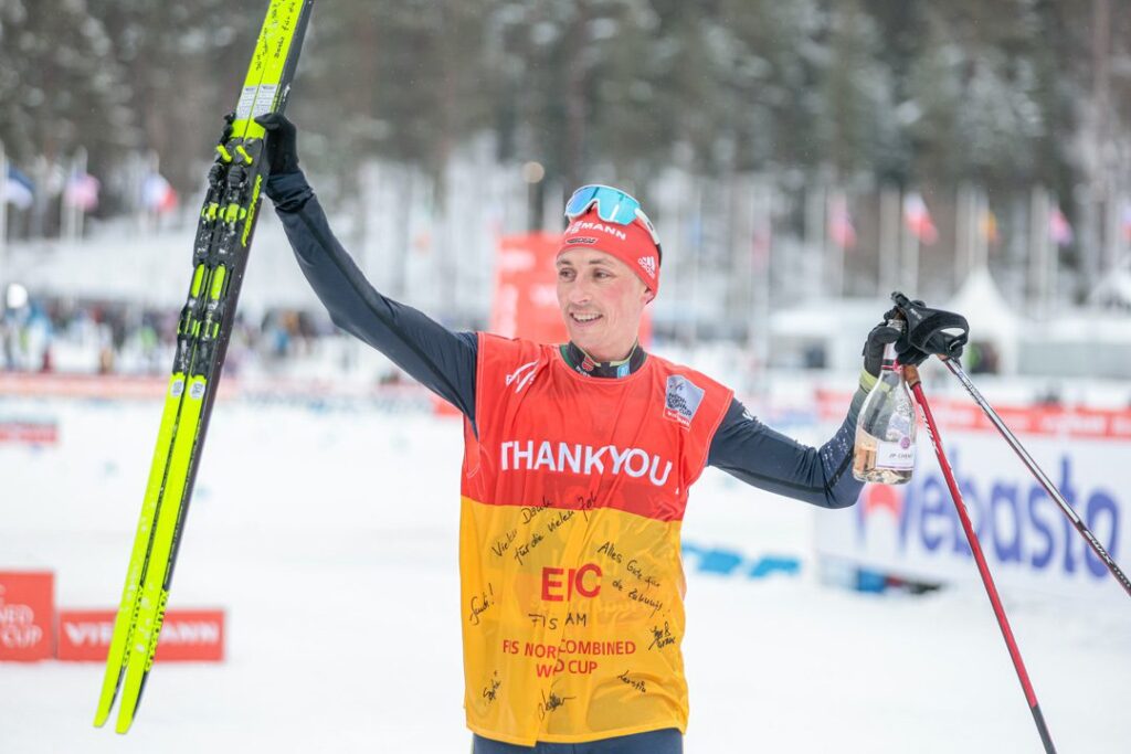 Eine Legende sagt Tschüss: Kombinierer Eric Frenzel verabschiedet sich nach seinem letzten Weltcuprennen im finnischen Lahti von den Fans. Er trägt ein Leibchen auf dem Thank you - Dankeschön - steht.