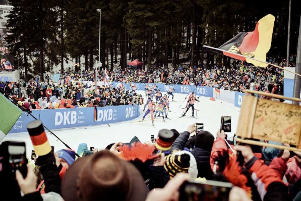 Am Birxsteig jubeln die Fans beider Biathlon-WM in Oberhof den Athleten zu und schwenken Fahnen