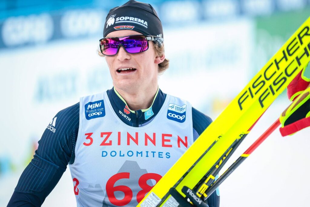 Der Langläufer Friedrich Moch hält beim Langlauf-Weltcup in Tobach, Italien 2023 seine Skier in den Händen #SkiDeutschland
