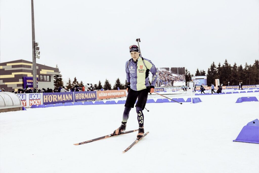 Der deutsche Biathlet Justus Strelow läuft sich für die Männerstaffel bei der Biathlon-WM in Oberhof warm