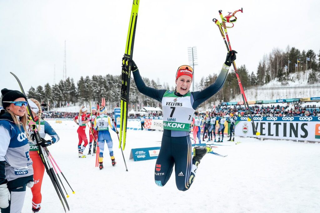 Katharina Hennig macht nach dem Finale des Langlauf-Weltcups im finnischen Lahti einen Luftsprung