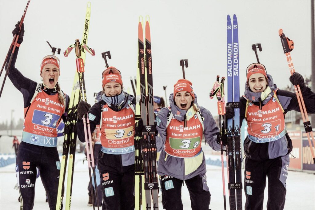 Die deutsche Damenstaffel mit Denise Herrmann-Wick (GER), Sophia Schneider (GER), Hanna Kebinger (GER), Vanessa Voigt (GER) (v.l.n.r.) jubelt über Platz 2 beim Staffel-Rennen bei der Biahthlon-WM in Oberhof 2023