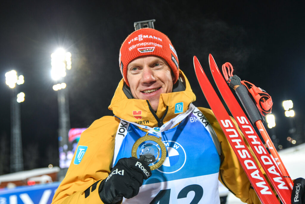 Biathlet Roman Rees zeigt stolz seine Medaille. Er feierte in Östersund seinen ersten Weltcupsieg und damit den größten Erfolg seiner Karriere.