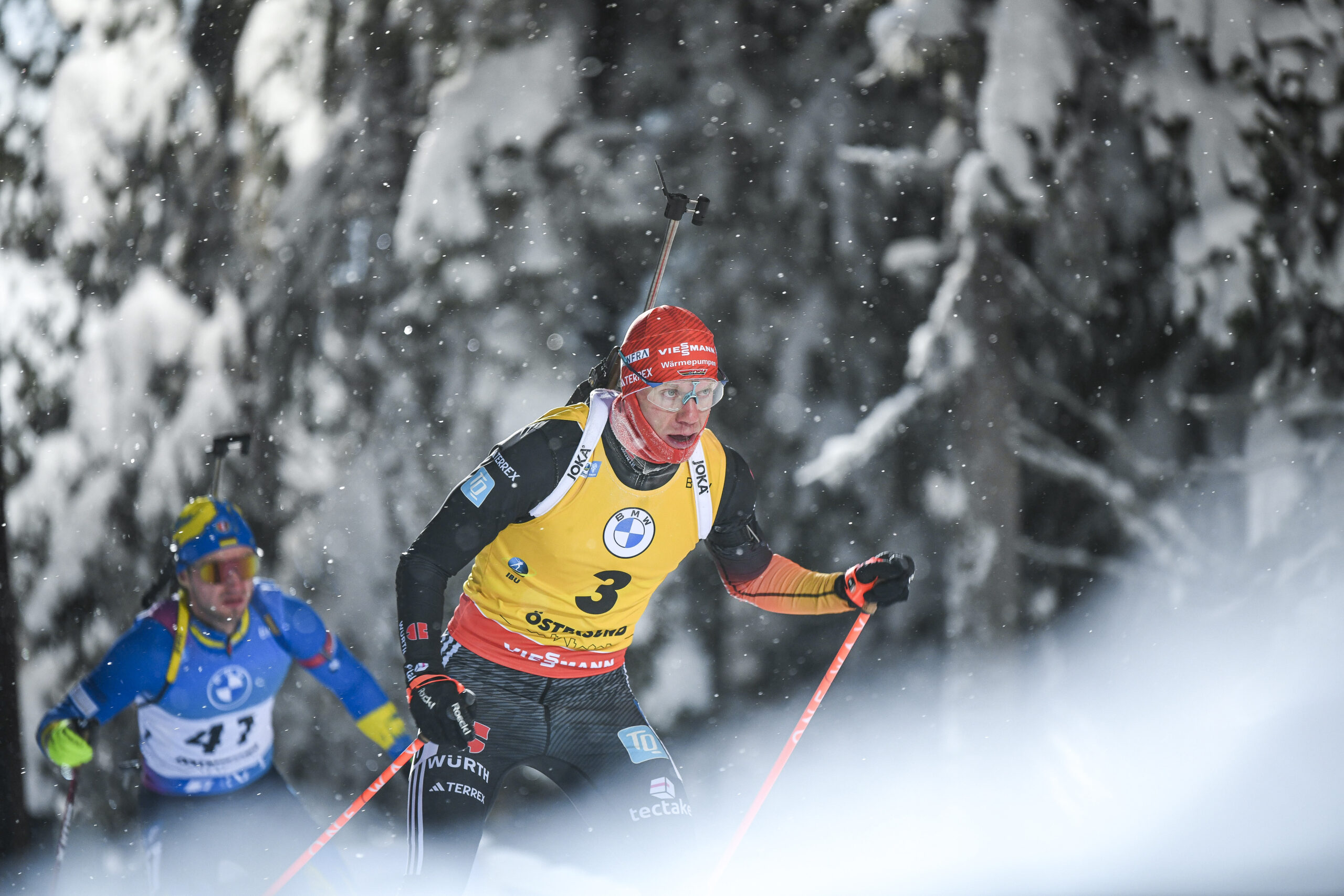 Der DSV-Biathlet läuft im Sprint beim Weltcup in Östersund im gelben Trikot des Führenden