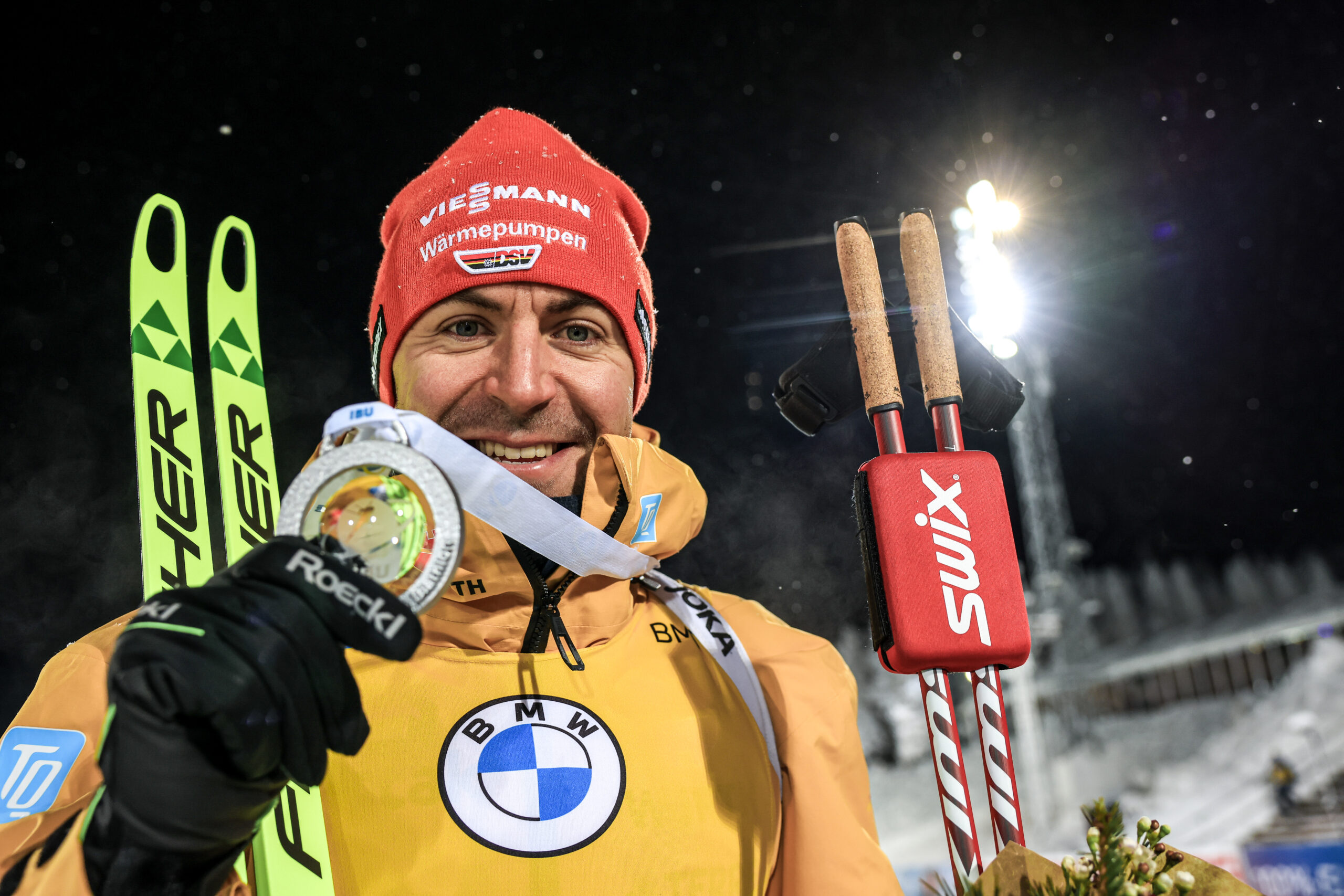 Oldie but goldie: DSV-Biathlet Philipp Nawrath holte sich mit 30 Jahren den ersten Weltcupsieg und ließ sich in Östersund mit der Medaille feiern