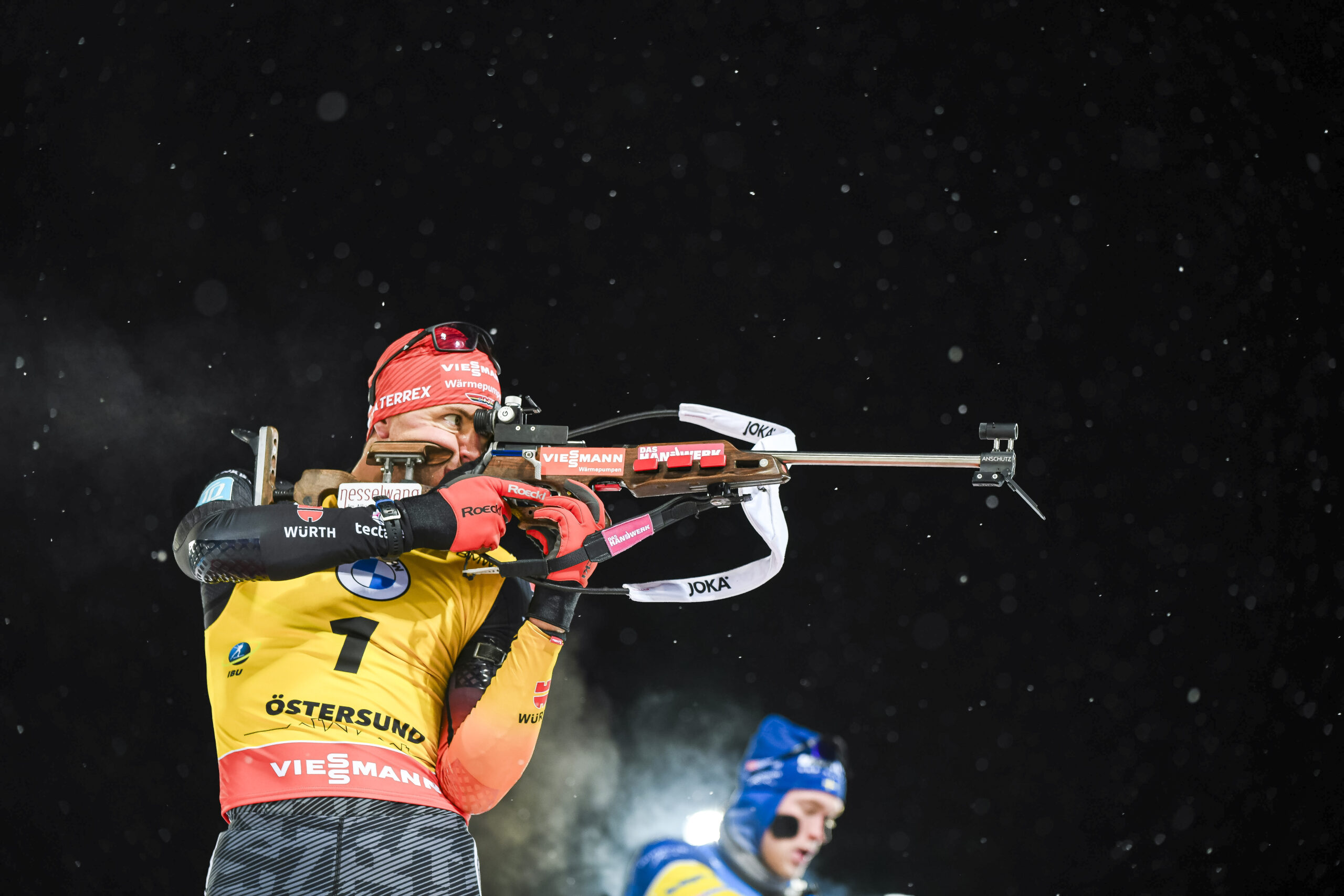 Der Weltcupführende trägt das gelbe Trikot des Führenden im Weltcup. Er konzentriert sich beim stehend Schießen in Östersund