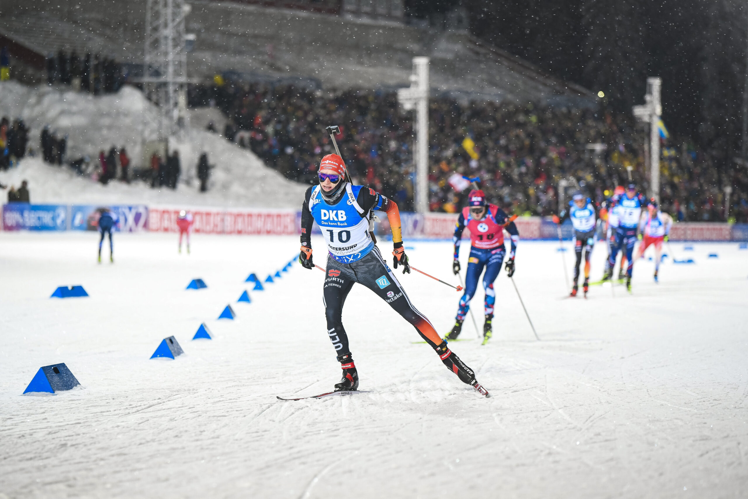 Weltcup in Östersund: DSV-Biathlet Benedikt Doll zeigte eine solide Leistung. Mit dem dritten Platz in der Staffel gelang ihm sogar der Sprung aufs Podium