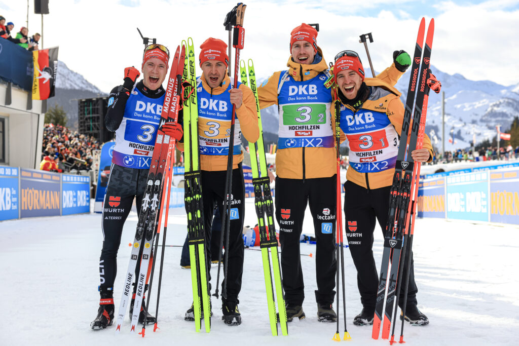 Erneut auf dem Podest: Die DSV-Herren-Staffel mit Benedikt Doll, Philipp Nawrath, Johannes Kuehn und David Zobel (v.l.n.r.) sicherte sich beim Biathlon-Weltcup in Hochfilzen hinter Norwegen und Frankreich Rang 3 in der Staffel