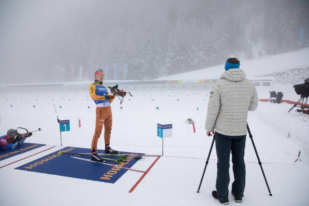 Feinarbeit: Bei der Biathlon-WM in Tschechien zählt es am Schießstand. Benedikt Doll trainiert mit Mark Kirchner das Schießen.