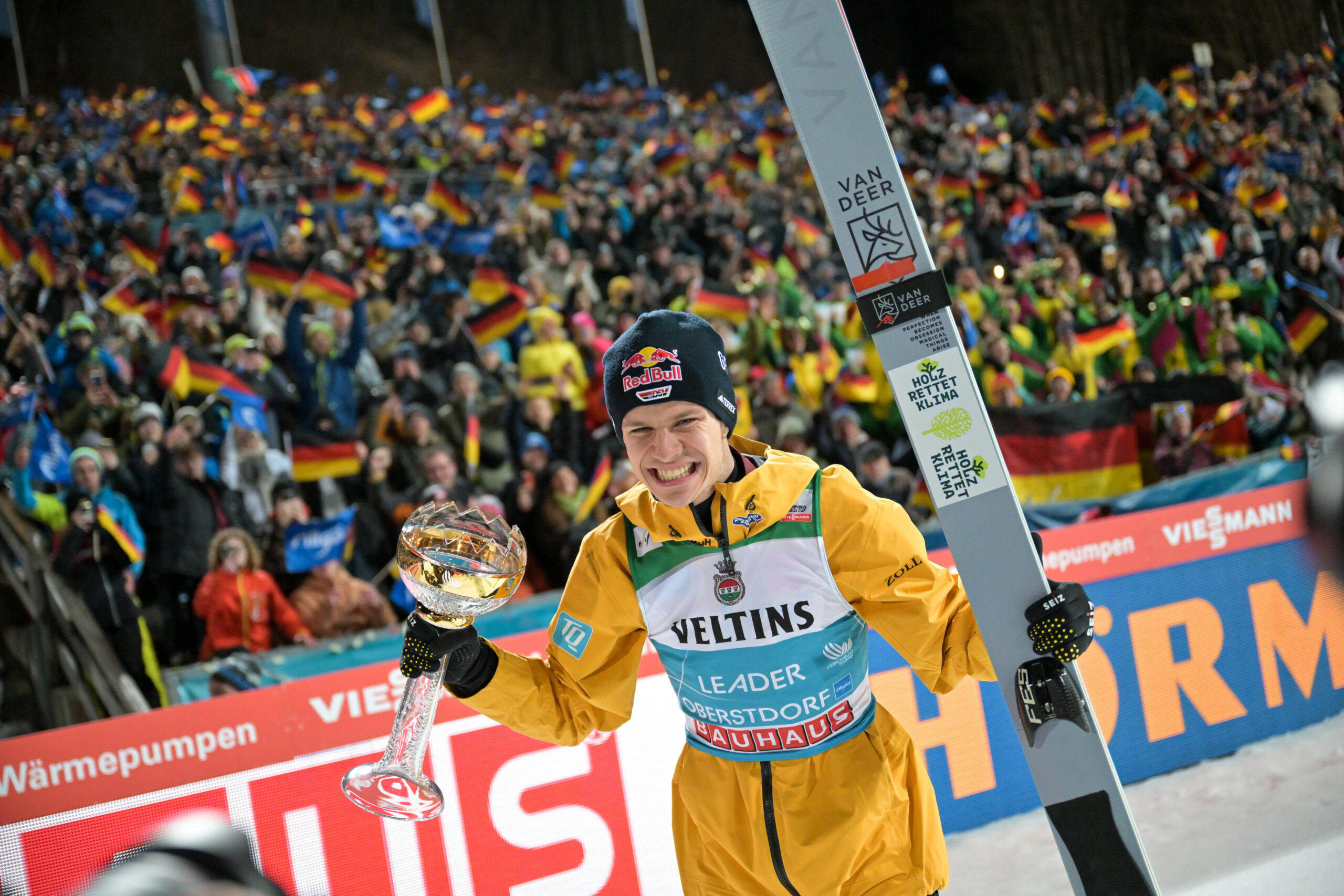 Emotionen pur: DSV-Skispringer Andreas Wellinger lässt sich von den den Fans in Oberstdorf nach seinem Tagessieg feiern.