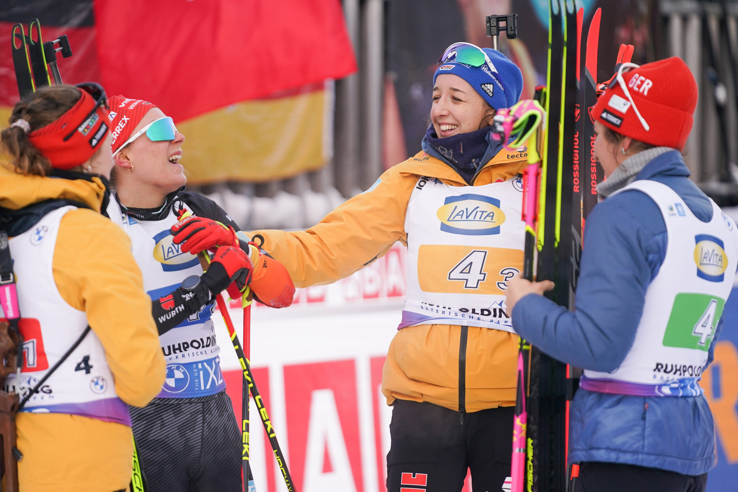 Platz drei in der Staffel: Janina Hettich-Walz, Hanna Kebinger, Franziska Preuß, Sophia Schneider (l.n.r.)freuen sich über den Erfolg beim Heimweltcup in Ruhpolding