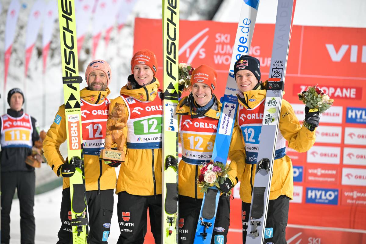 Strahlende Gesichter: Die DSV-Skispringer Pius Paschke (v.l.n.r), Karl Geiger, Stephan Leyhe und Andreas Wellinger sprangen im Teamwettbewerb beim Weltcup in Zakopane auf Platz 3. Mal sehen was bei der Skiflug-WM als Nächstes noch drinsteckt.