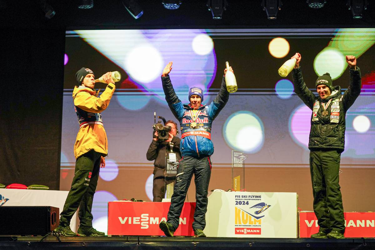 Siegen und genießen: Andreas Wellinger (Deutschland), Stefan Kraft (Austria), Timi Zajc (Slowenien) (l-r) gönnen sich ein Schlückchen nach der Siegerehrung bei der Skiflug-WM am Kulm.