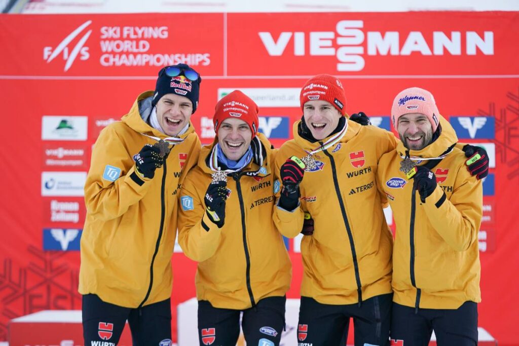 Bronze in der Mannschaft: Andreas Wellinger, Stephan Leyhe, Karl Geiger, Pius Paschke (v.l.n.r.) präsentieren stolz ihre Medaille bei der Skiflug-WM in Bad Mitterndorf / Österreich während der Saison 2023/24.