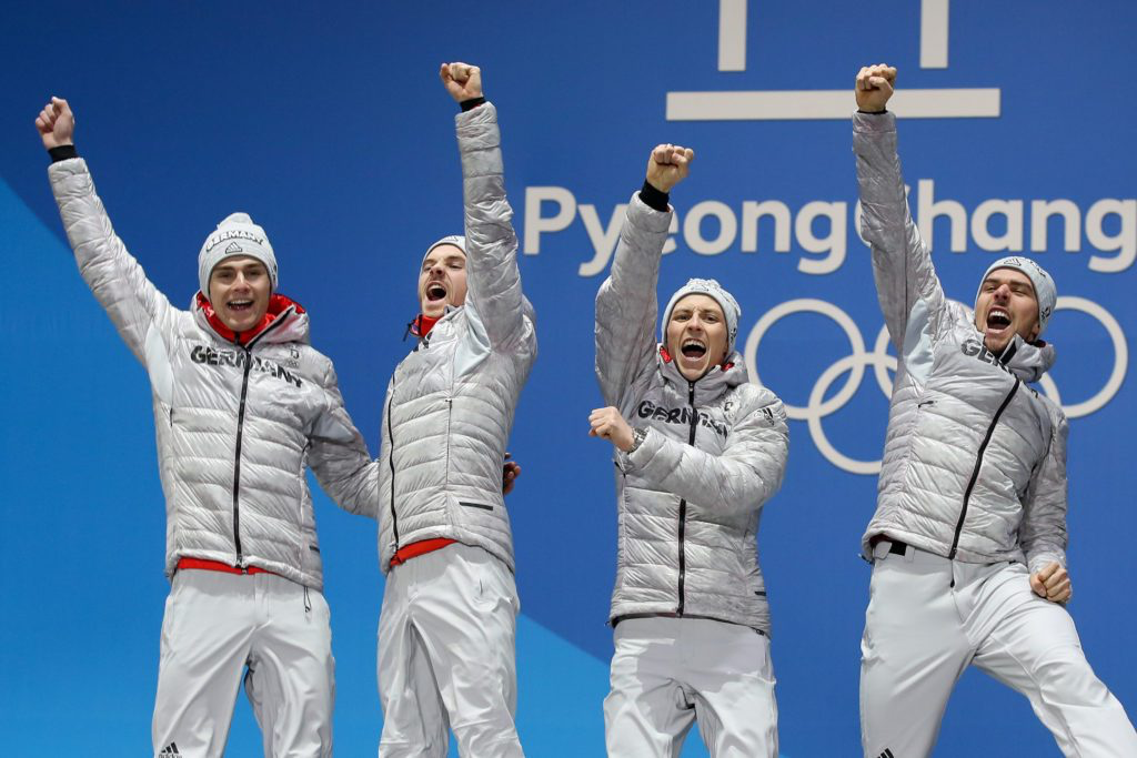 Fabian Rießle feiert Olympia-Gold im Team bei den Spielen in Pyeongchang 2018.