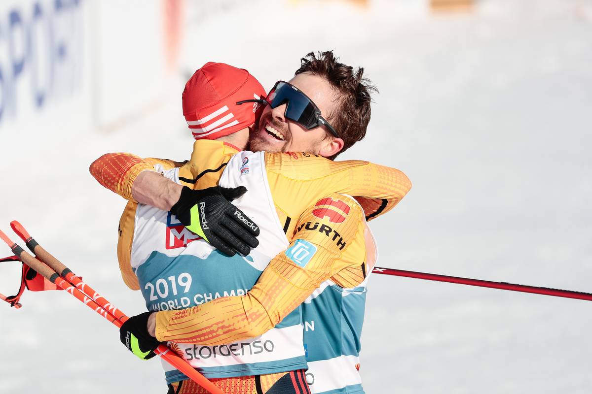 Fabian Rießle freut sich mit Teamkollege Frenzel über Medaille im Teamsprint bei WM 2021 in Oberstdorf.