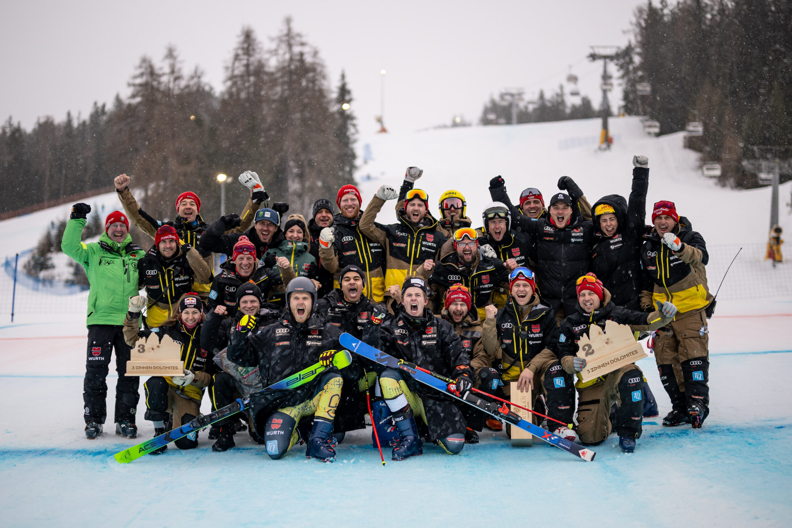 Freude im DSV-Skicross-Team: Tim Hronek belegte im italienischen Innichen Platz 2, Teamkollege Florian Wilmsmann Platz 3