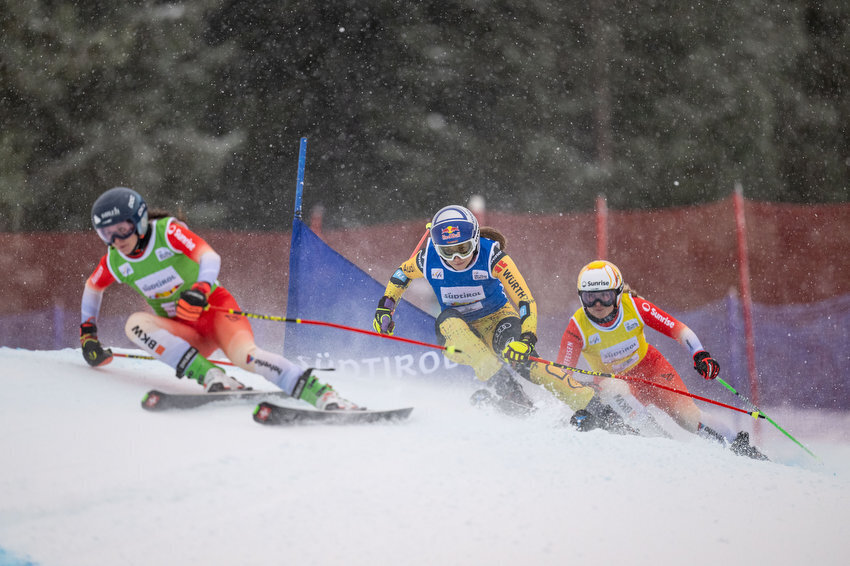 Johanna vom DSV-Skicross-Team versucht sich gegen zwei Konkurrentinnen beim Skicross Weltcup in Toblach durchzusetzen