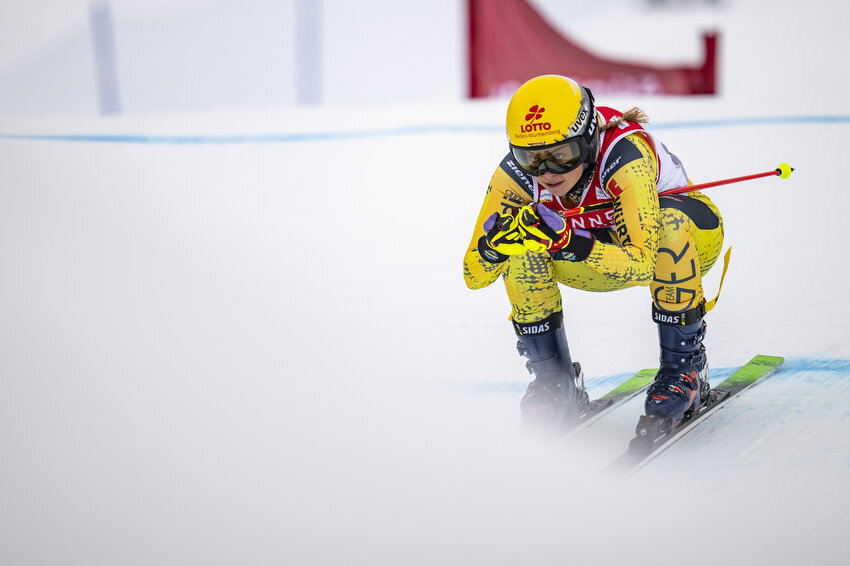 Skicrosserin Daniela Maier fährt in der Abfahrtshocke dem Ziel entgegen.