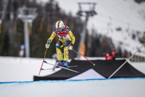 Forian Fischer, DSV-Skicross-Team, springt während des Rennens über einen Welle